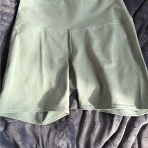 ALO Yoga  5" Airbrush High-Waist Biker Short color: botanical green medium
